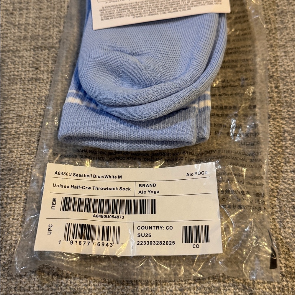 NWT. ALO Yoga Seashell Blue Half-Crew Throwback Socks Size Medium - Picture 4 of 4